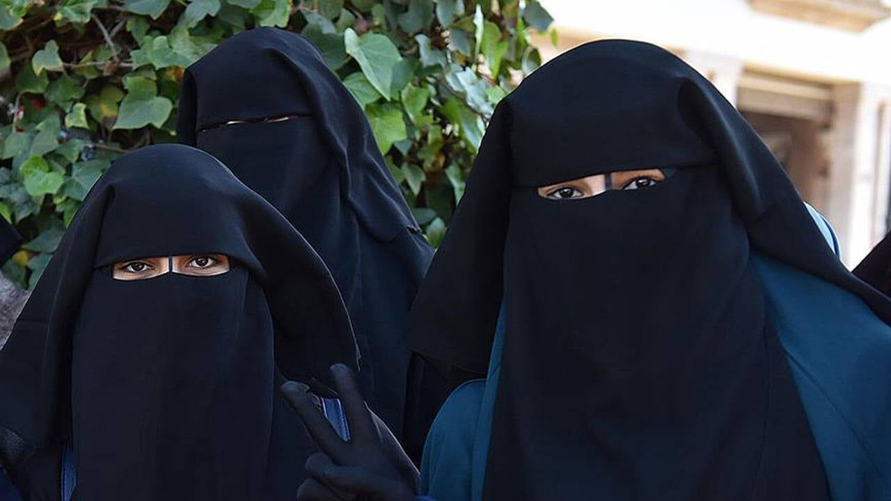 Okullarda burka giyilmesi yasaklandı