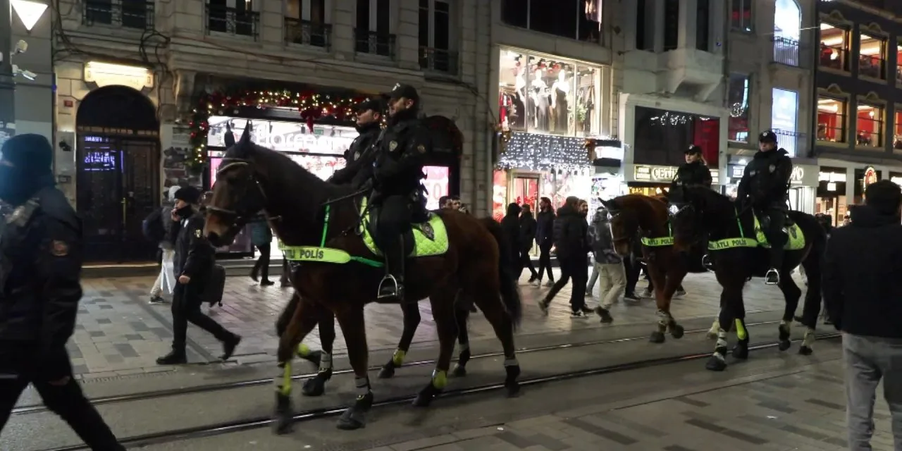Yeni Yilda Istiklalde Devriye Yapan Polisler