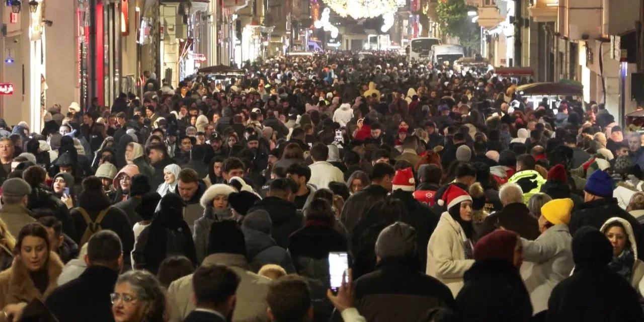 Yilbasi Gecesi Istiklal Caddesi