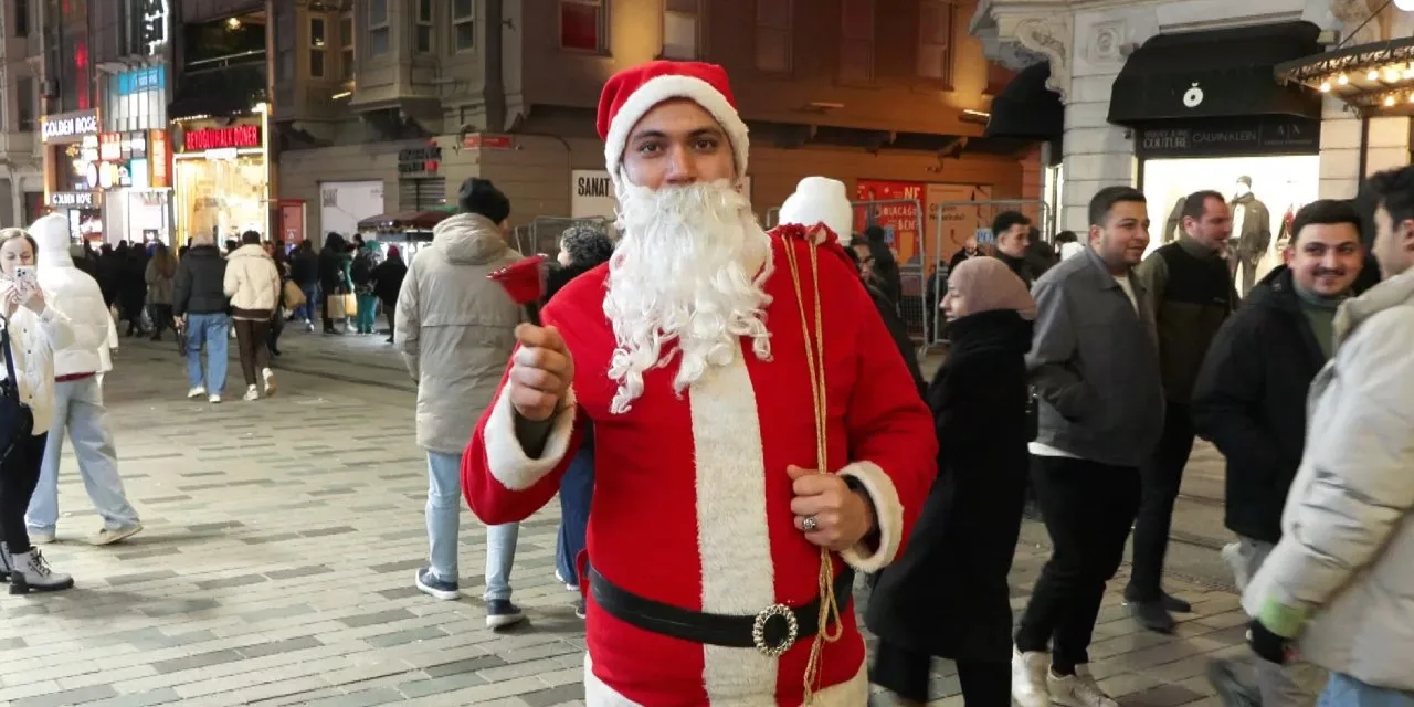 Yilbasi Gecesi Istiklalde Noel Baba