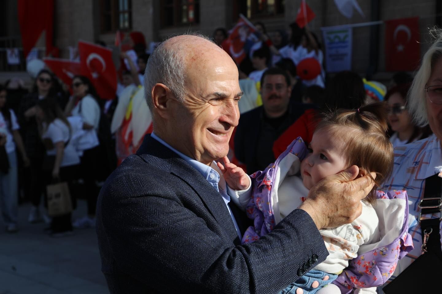 Hasan Akgün Çocuk Sevgisi