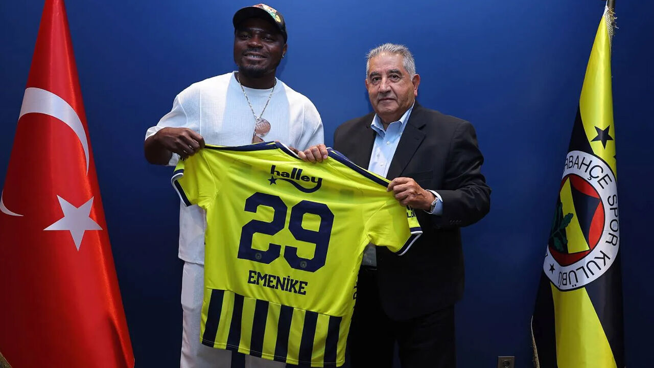 Emenike Fenerbahçe'yi ziyaret etti: 29 numaralı forma hediye edildi