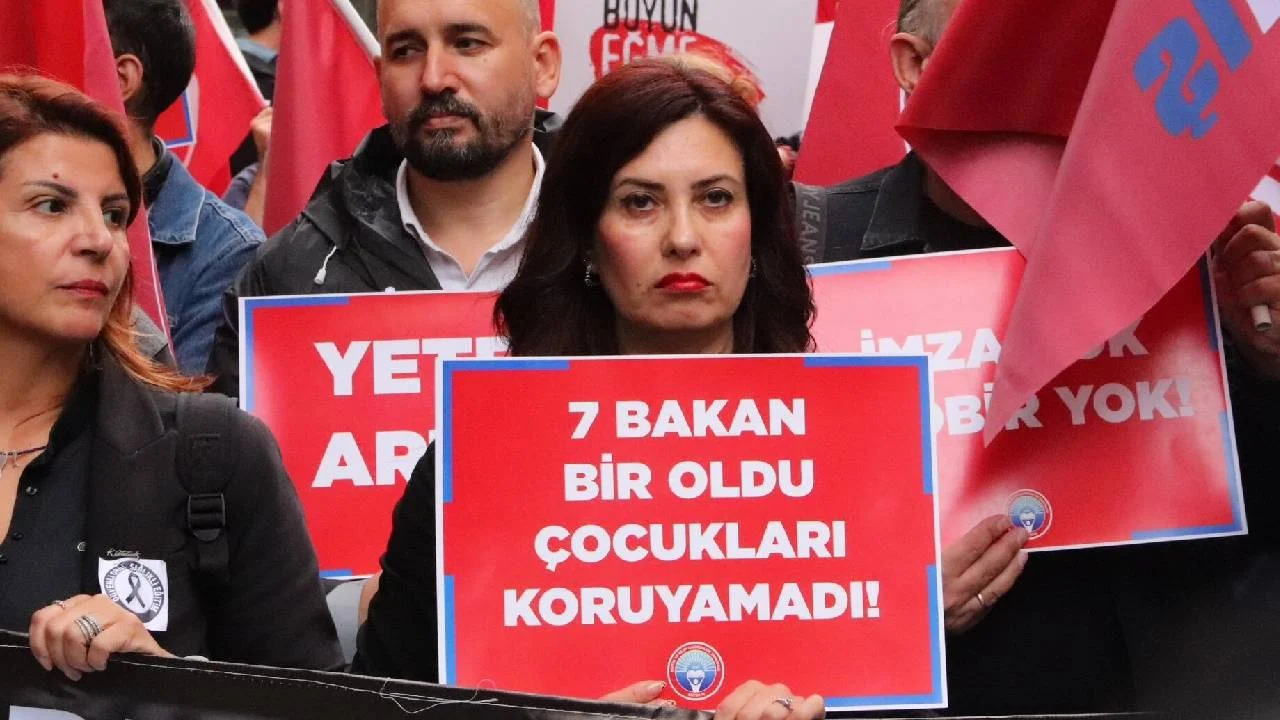 Eğitim-İş'ten 7 bakan için istifa çağrısı