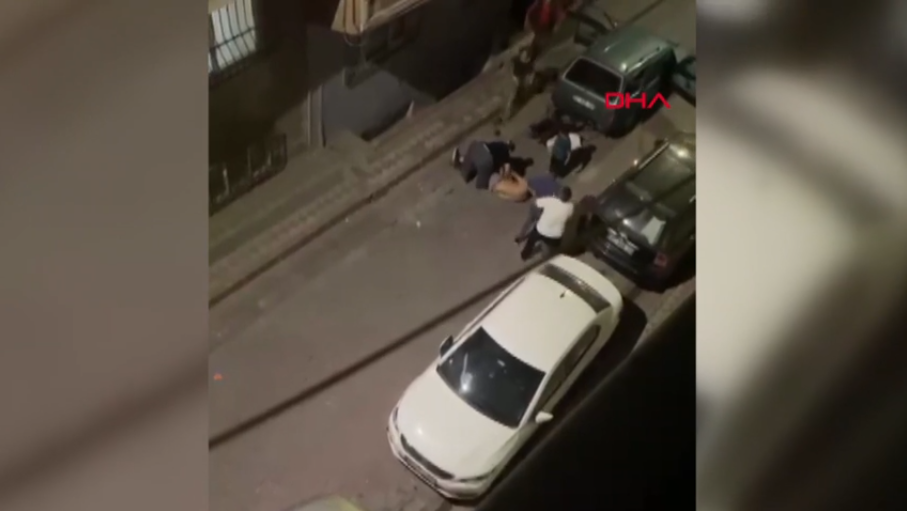 Sokakta başlayan tartışma bir anda büyüdü! Kadına yumruklu saldırı kamerada...