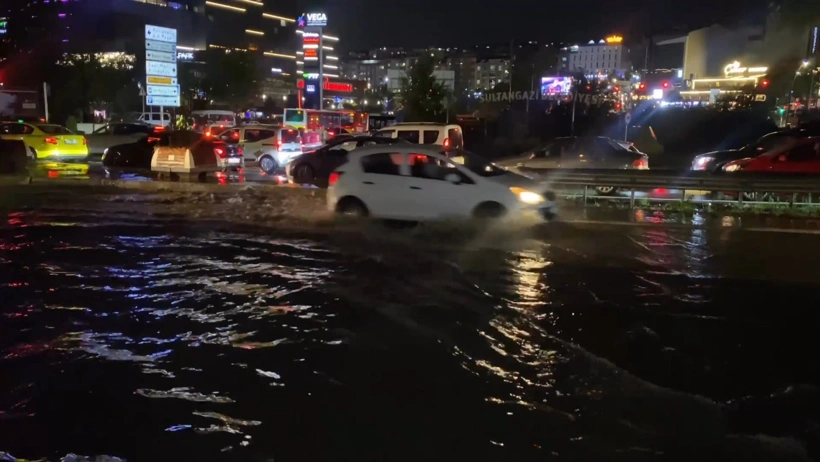 İstanbul'da sağanak: Yollar göle döndü