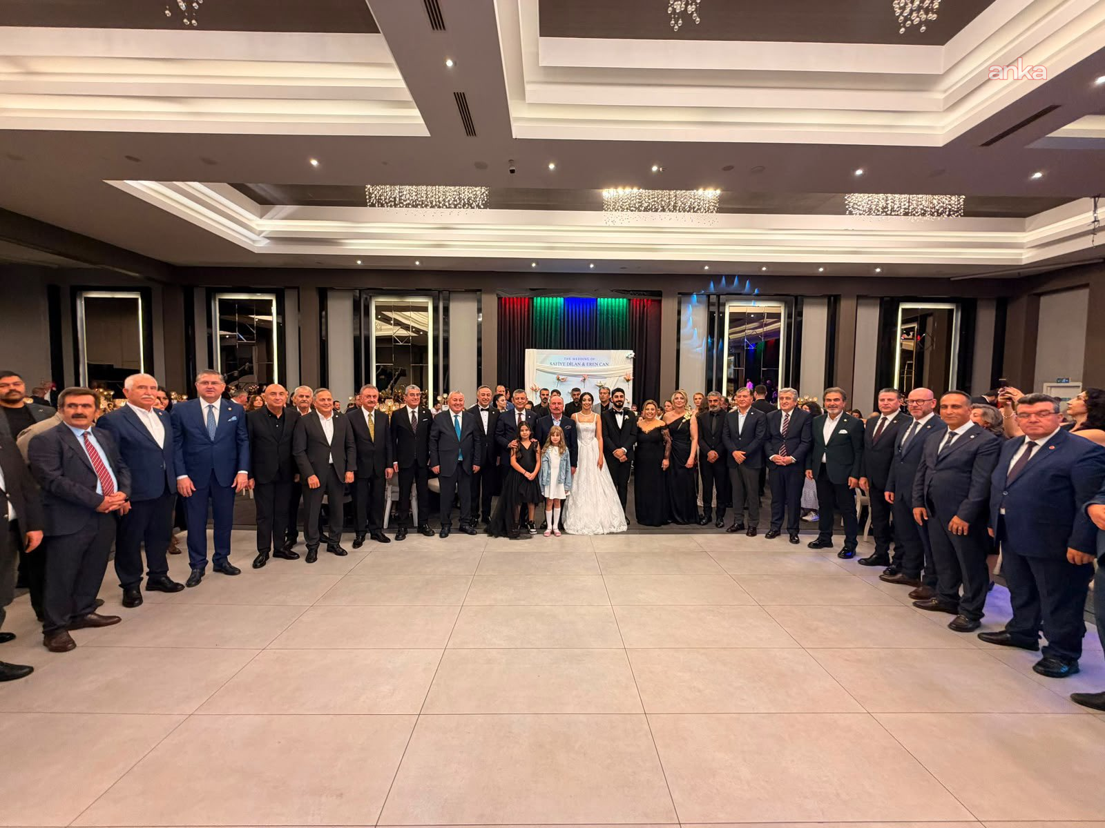 Çorum’da dikkat çeken düğün: Özgür Özel genç çifti yalnız bırakmadı...