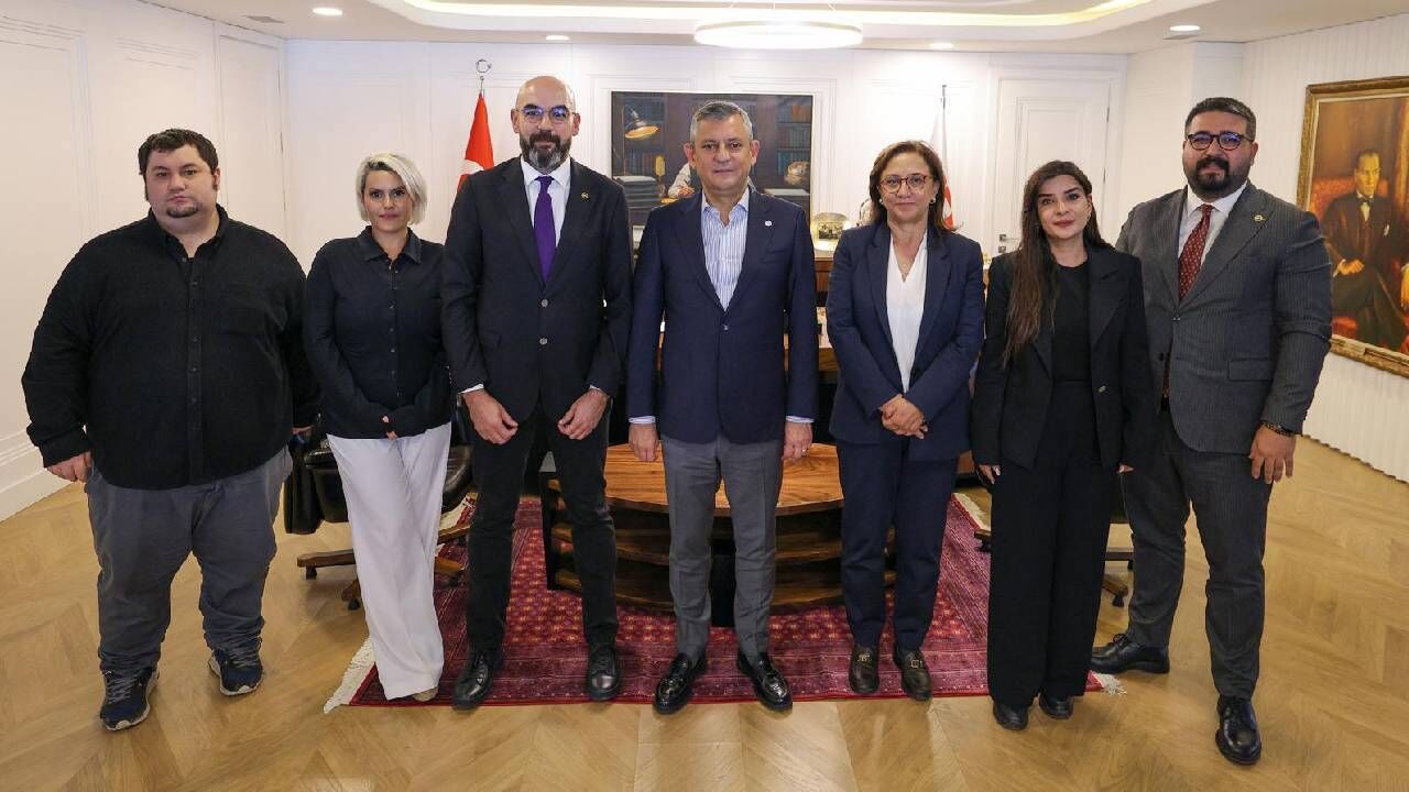 Özgür Özel YENİ Parti Genel Merkezi’nde ÇGD heyetini kabul etti