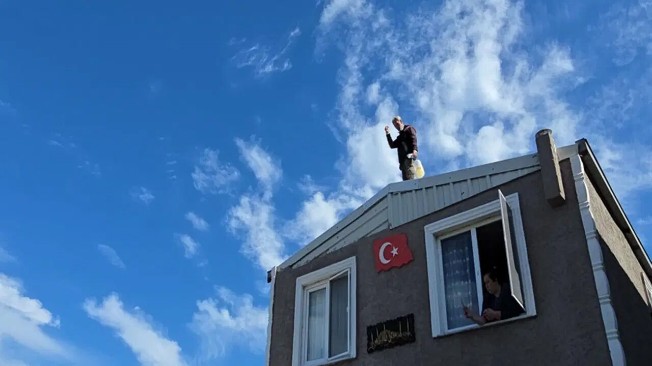 67 yaşındaki adam evinin yıkımını engellemek için benzin bidonuyla çatıya çıktı