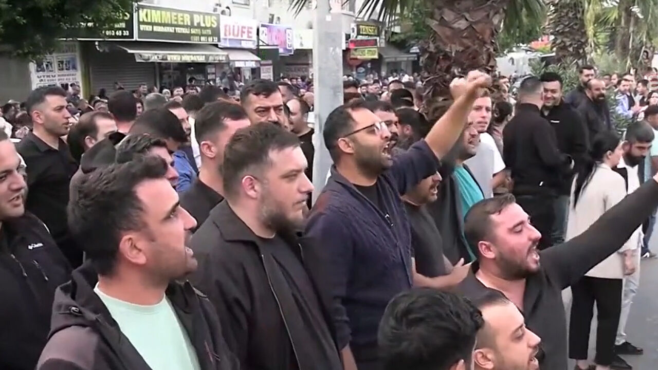 Mersin’de Vahap Seçer’e adliye önünde destek