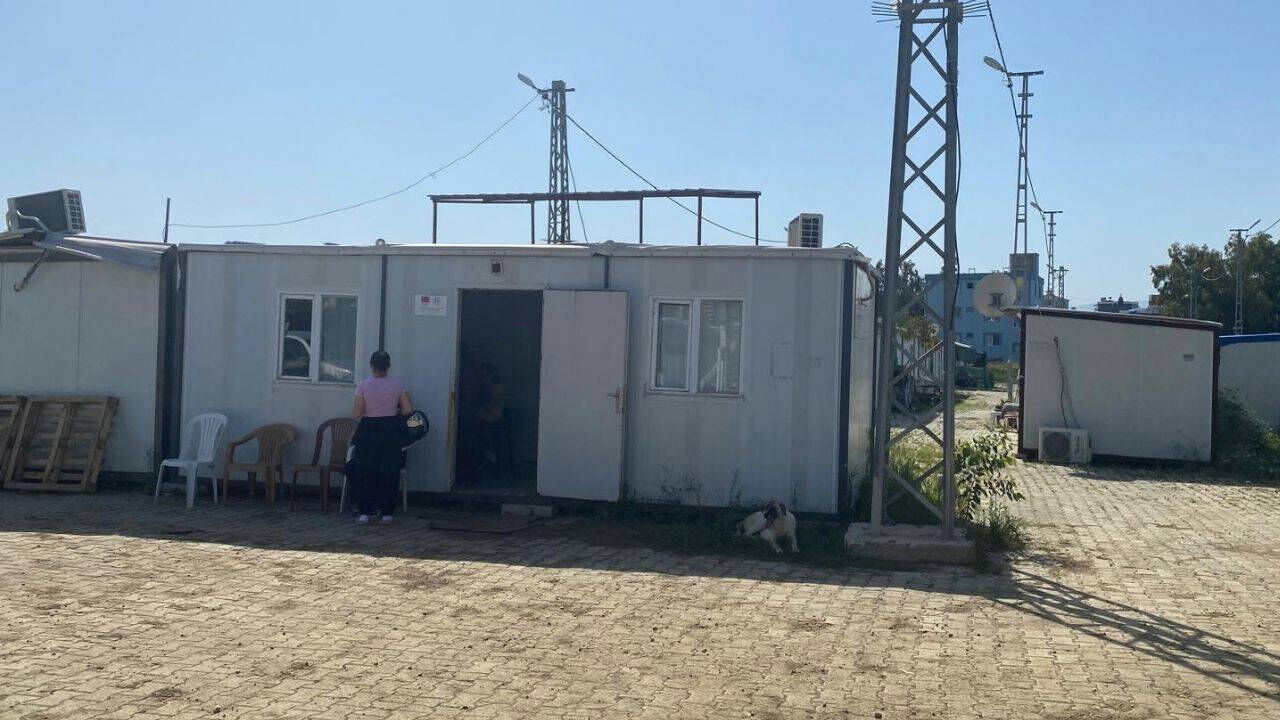 Hatay’da deprem yarası kapanmadı: 15-20 bin kişiye tuvaletsiz konteynerde sağlık hizmeti