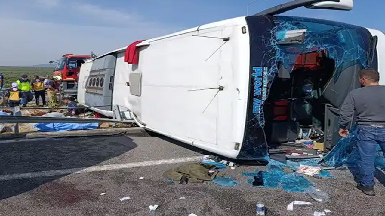 Manisa'da TIR ile yolcu otobüsü çarpıştı! 4 kişi yaşamını yitirdi, çok sayıda yaralı var