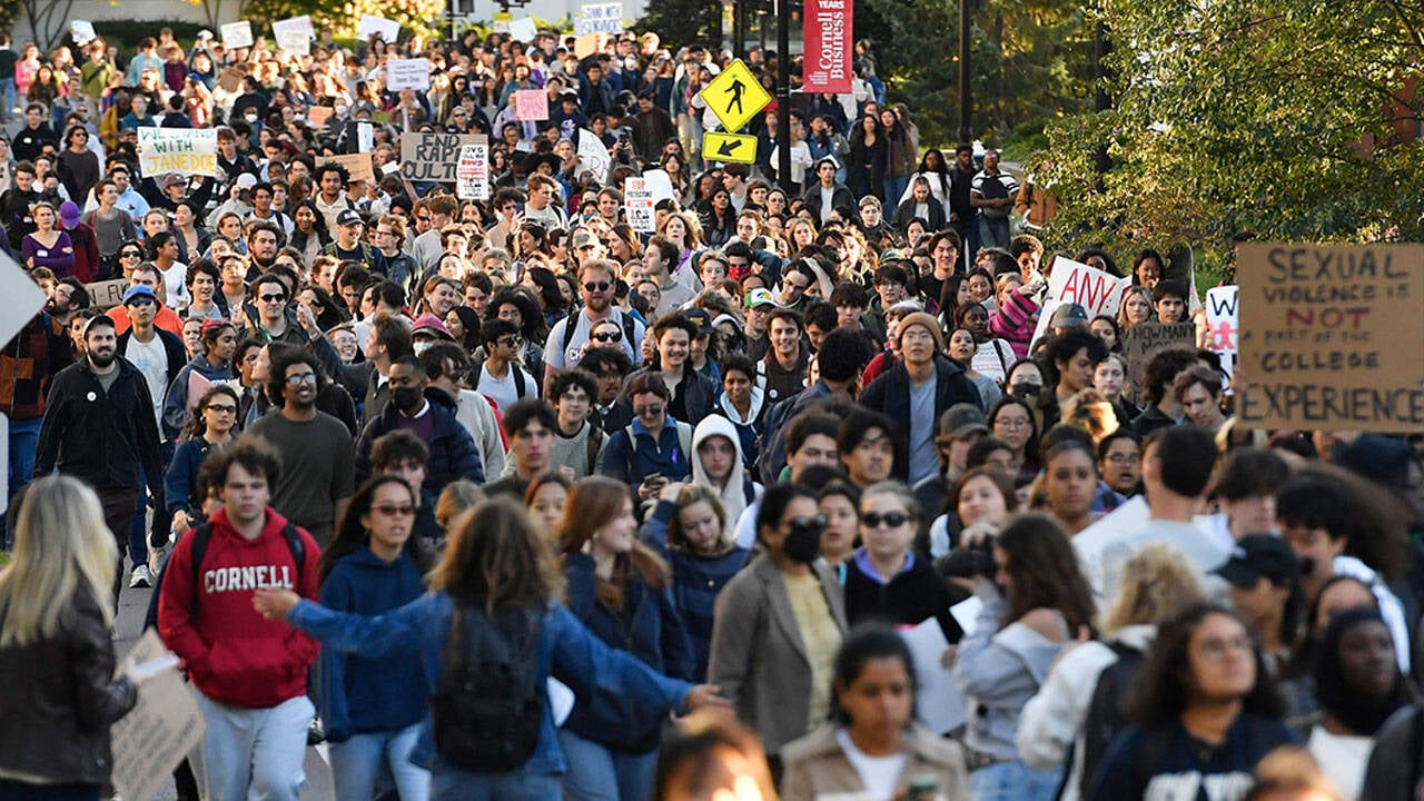 Binlerce öğrenci ayakta: ABD'de kadın öğrenciye toplu cinsel saldırı!