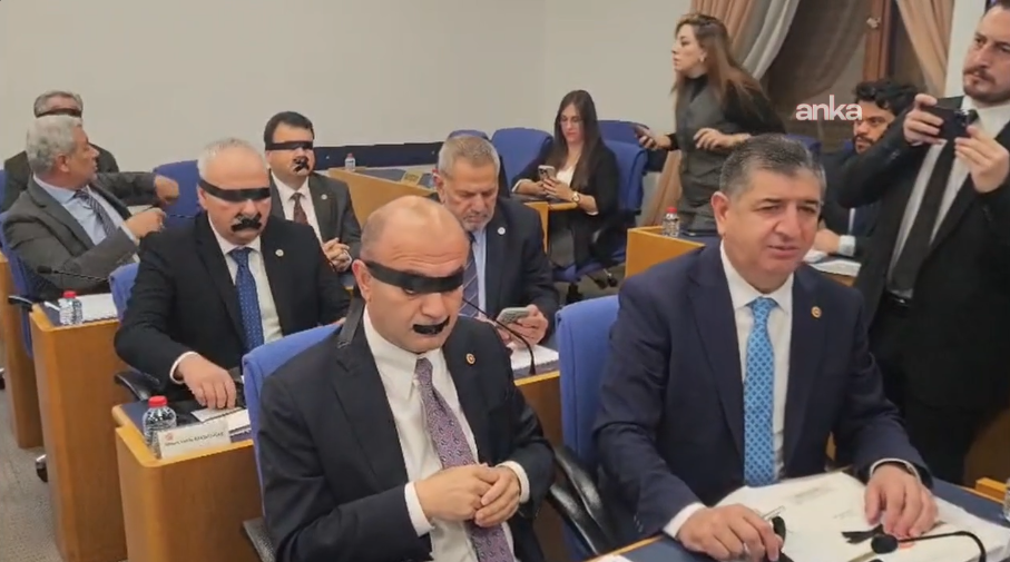 TBMM’de Halk TV protestosu: YENİ Partili vekiller gözlerini ve ağızlarını siyah kurdelelerle kapattı!