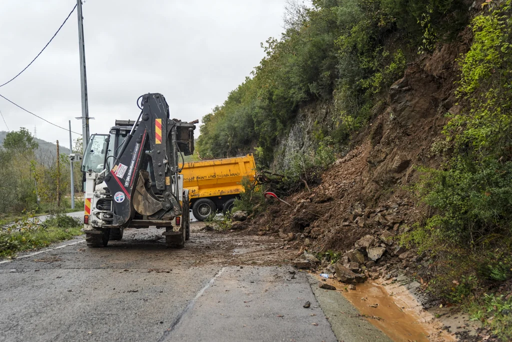 Istanbul Da Saganak Sile De Bazi Yollar Su Altinda Kaldi-2