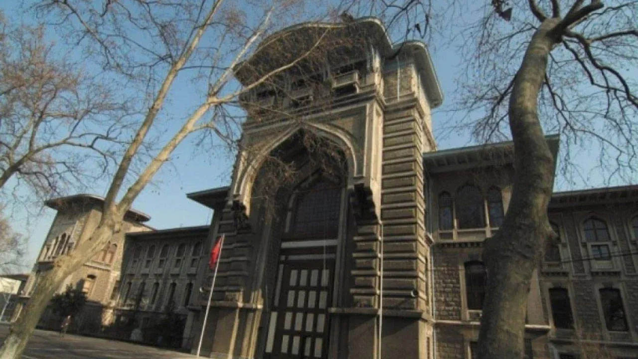 Davutoğlu’ndan AKP’ye İstanbul Erkek Lisesi çıkışı: Bir çürümeyle karşı karşıya!