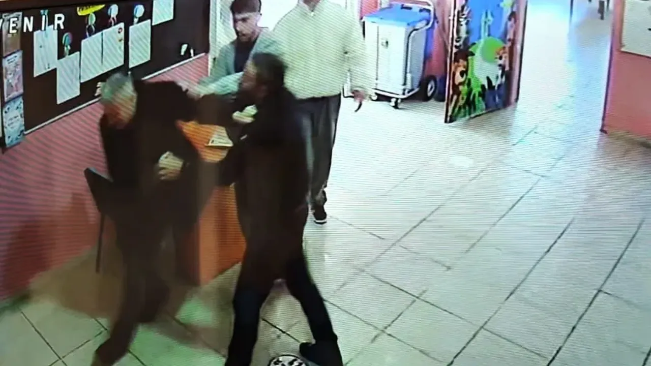 Okul basıp iki müdürü yumrukladı