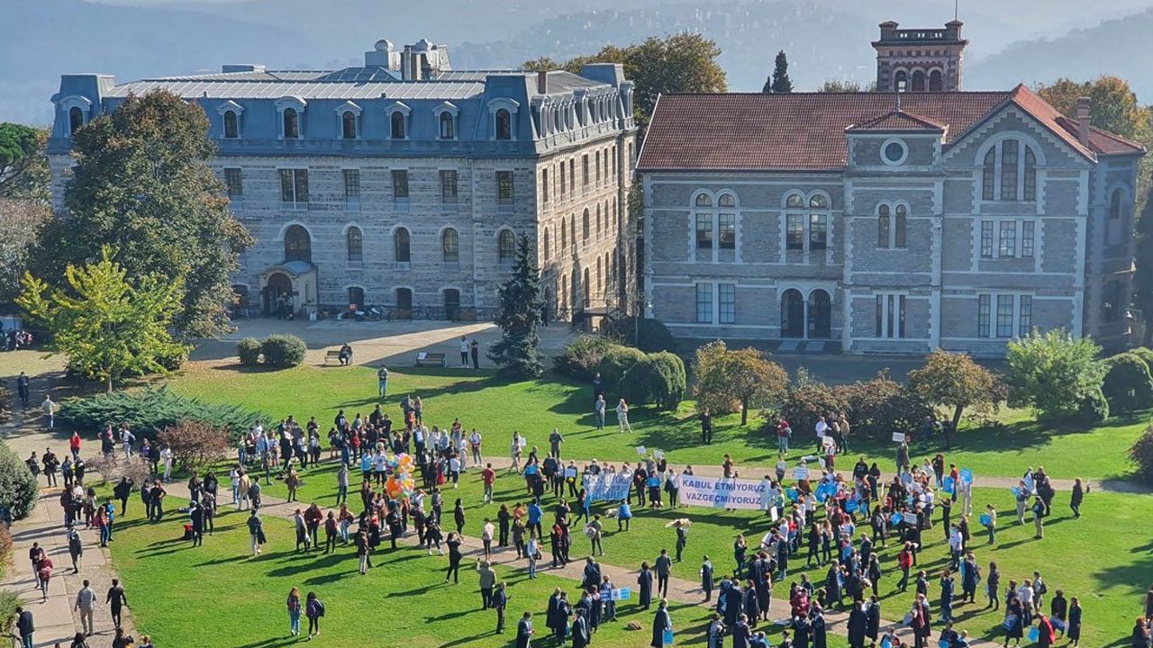 Boğaziçi Üniversitesi'nde neler oluyor? Tarihi kütüphane yıkıldı, Atatürk  maskı kepçe darbesiyle indirildi - Baba Ocağı