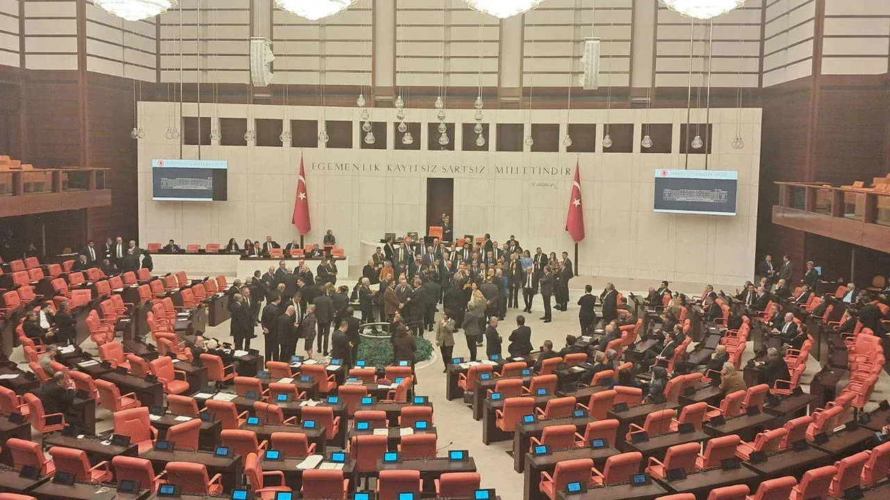 Meclisteki beş partiden ittifak için ilk hamle