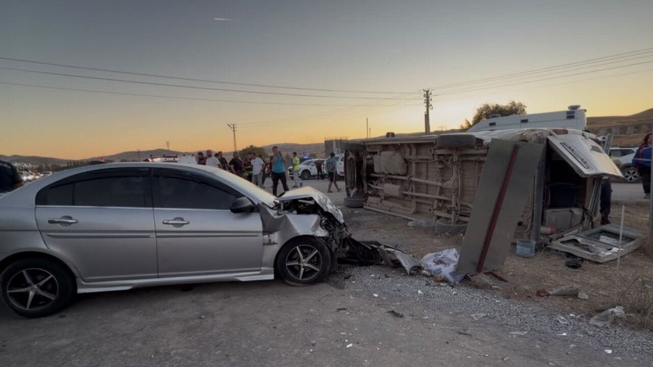 Kırıkkale'de işçi servisi ile otomobil çarpıştı: 14 yaralı