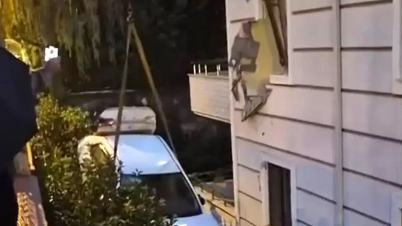 Serdivan'da Kontrolden Çıkan Otomobil Apartmanın İkinci Katına Çarptı