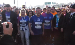Startı Özgür Özel verdi! Özgür Çelik ve Dilek İmamoğlu ile beraber 47. İstanbul Maratonu'nda koşuyor!