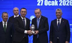Dolandırıcılıktan ceza alan müteahhit, ödülünü Erdoğan'dan aldı