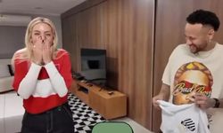 Aycan Yanaç fermuarını açık unuttu, Neymar şaşırdı