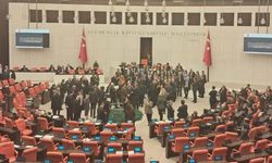 Meclis'te AKP'liler suçüstü yakalandı! MHP'li Adan 'Ahlaksızlık' dedi