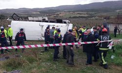 Memurları taşıyan midibüs kaza yaptı: 1 ölü, 25 yaralı