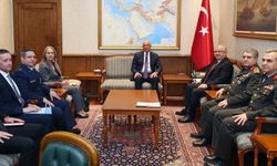 Tom Barrack ile Bakan Yaşar Güler'in oturma düzeni tepki çekti! AKP'liler bile isyan etti