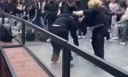 AVM'de genç kızlar arasında kavga!