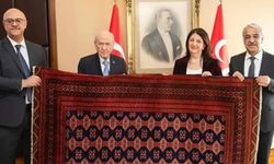 Öcalan, Bahçeli’ye kilim hediye etti: 'Barış ve demokrasi' adı verildi