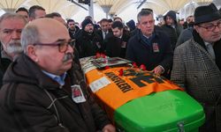 CHP lideri Özgür Özel, Mehmet Fikret Özbilgin’in cenazesine katıldı