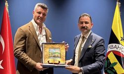 Yeşilay Saadettin Saran'a plaket verdi