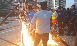 AKP'li belediye, CHP'li ilçe belediyesinin hizmet çadırını yıkmaya çalıştı