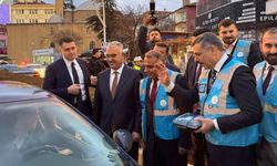 Bakan Çiftçi AKP Gençlik Kolları yeleği giydi: İftarlık dağıttı