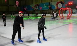 İBB’den Sevgililer Günü’ne özel romantik organizasyon: Çiftler 14 Şubat’ı buz pistinde kutladı