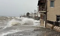 Sahil kesimi sular altında kaldı: Kara ile deniz birleşti