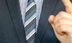 Ekonomik kriz gölgesinde tarihi karar: Milletvekili emekli maaşları kaldırıldı!