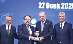 Yolsuzluk ve rüşvet iddialarıyla gündemdeki müteahhitler Erdoğan’ın elinden ödül aldı