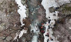 Bitlis'te hafif ticari araç, dereye uçtu! 3 ölü, 5 yaralı