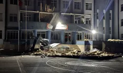 Dört bir yanda fırtına: Okulun çatısı uçtu