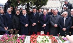Saadet Partisi'nin Kurucu Genel Başkanı Necmettin Erbakan mezarı başında anıldı