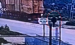 TIR'dan düşen saman balyalarının altında kalarak hayatını kaybetti