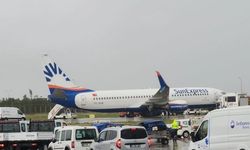 Antalya Havalimanı'nda seyir halindeki uçağın tekeri yerinden çıkarak kanadı parçaladı