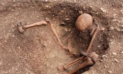 Okul bahçesinde oturur pozisyonda gömülmüş iskeletler bulundu