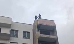 Antakya’da Emlak Konut inşaatında çalışan işçiler çatıya çıkıp eyleme geçti!