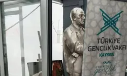Atatürk heykelinin üstüne TÜGVA afişi çektiler: CHP’den sert tepki!