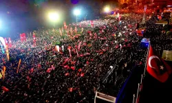 CHP lideri Özgür Özel on binlerle buluştu: Bir yıl sonra yine Saraçhane'de!