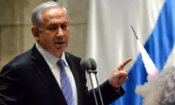 Netanyahu basın toplantısındayken İran'dan füze